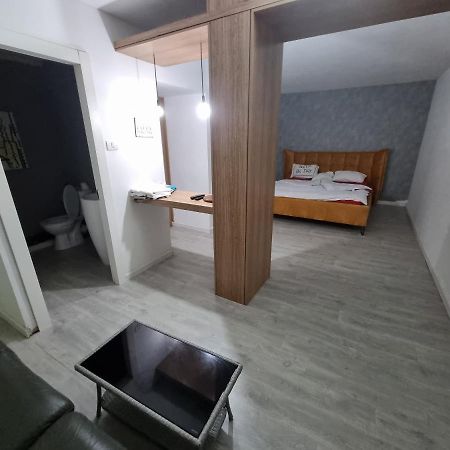 Villa Liraz suits à Rishon Leziyyon Extérieur photo